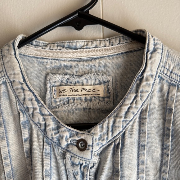 We The Free Tuck Denim Shirt Women’s Size Medium Oversized Fit Faded Blue - Picture 3 of 15